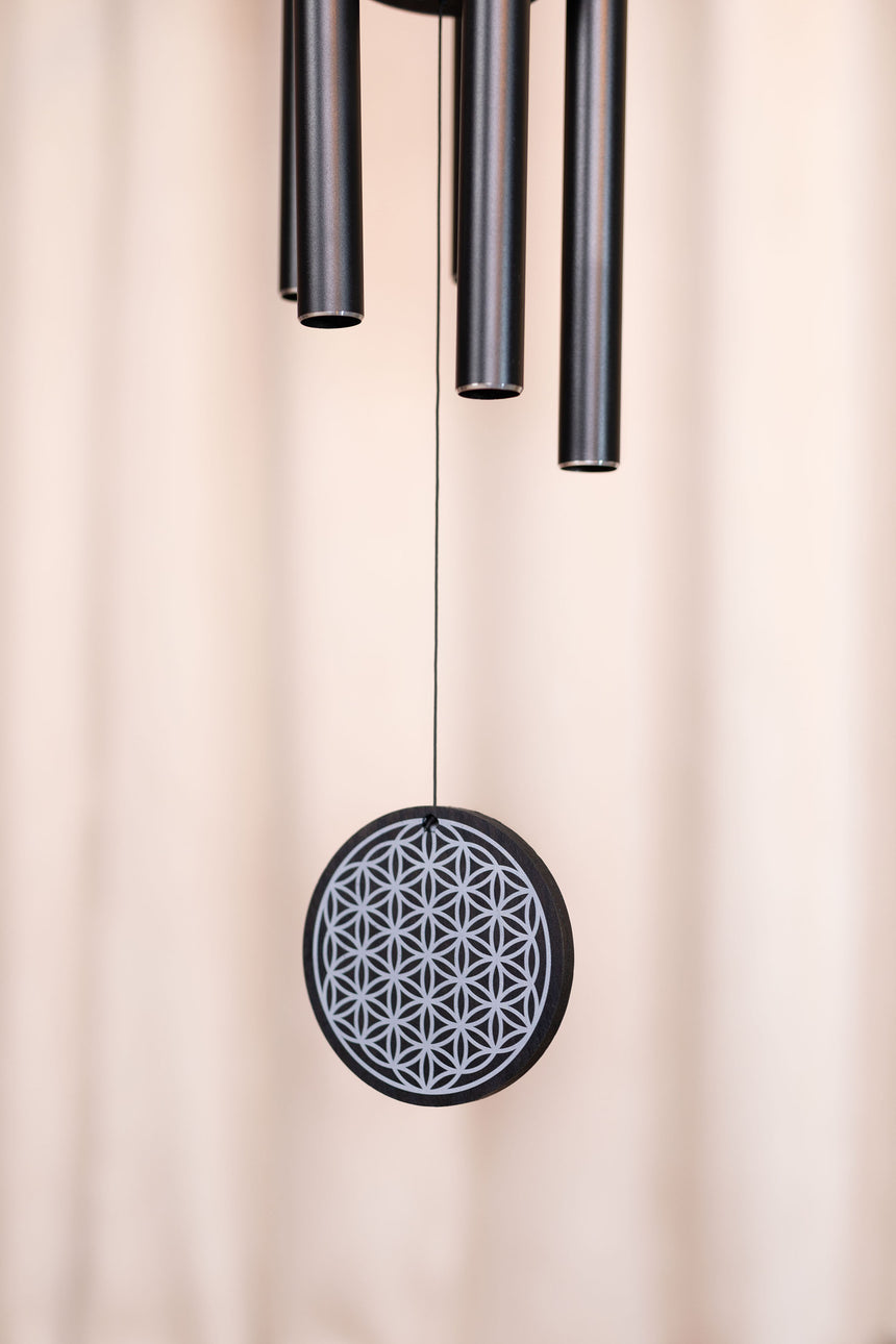 MEINL Sonic Energy FOLMC36BK Windspiel, schwarz, 90 cm, Blume des Lebens – Detail von Röhrenenden und Blume-des-Lebens-Pendel
