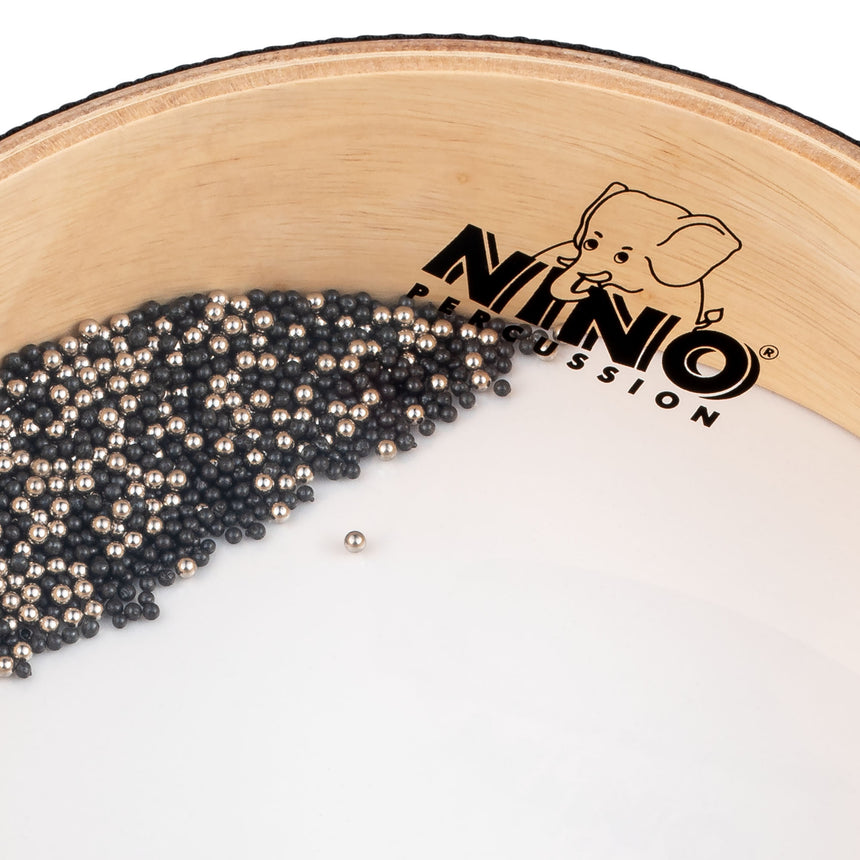 Sea Drum NINO Percussion NINO44 de 8 pouces, bois naturel – détail des billes métalliques