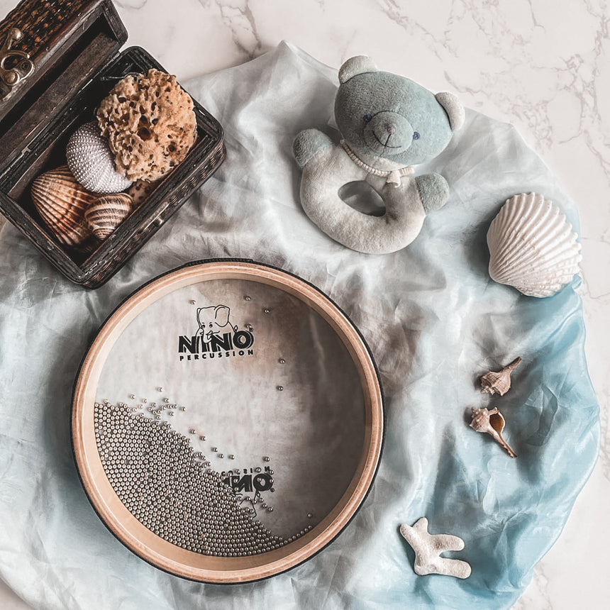 Sea Drum NINO Percussion NINO44 de 8 pouces, bois naturel – dans une scène avec coquillages
