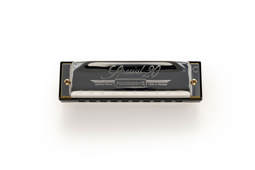 HOHNER Special 20 in C-Dur, gerade Frontansicht mit schwarzem Korpus und silbernem Deckel