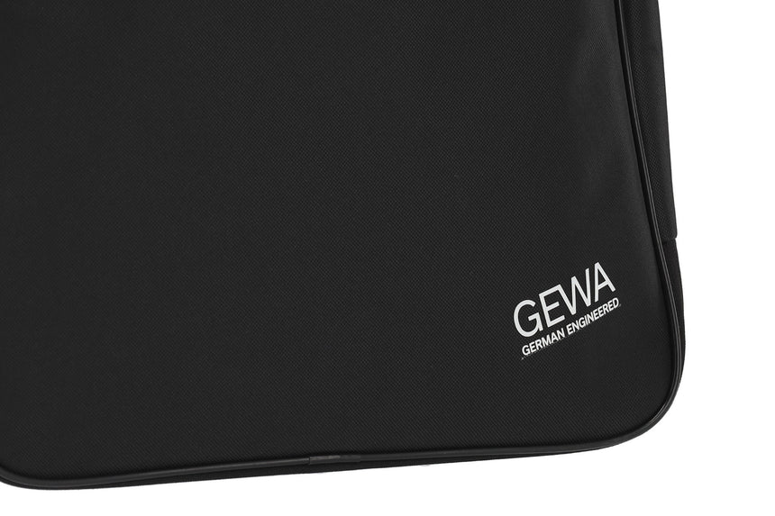 Housse GEWA Basic 5 pour guitare classique 4/4, noire – détail du logo au bas de la housse