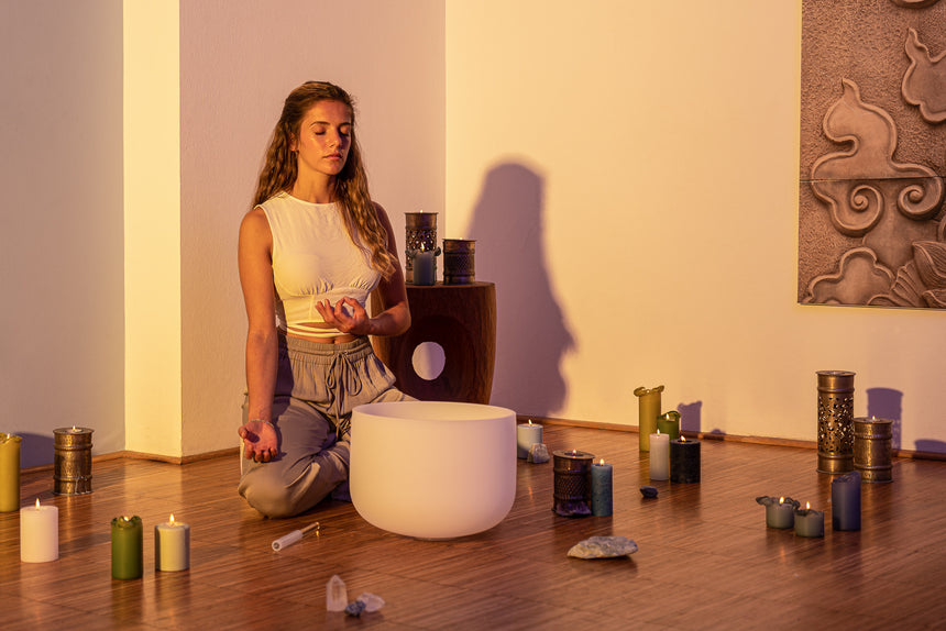 Bâton Meinl Sonic Energy CSBRHL Large – scène de méditation, bâton posé devant le bol