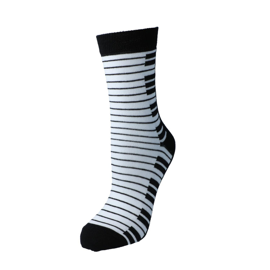 Kübler SOTA Tastatur Socken – schwarze Socke gespannt, Motiv schwarz-weiße Tastatur auf weißem Hintergrund