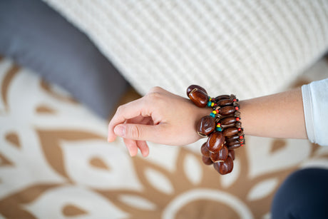 MEINL Sonic Energy Pala-Armband SPB mit braunen Samenschalen, am Handgelenk