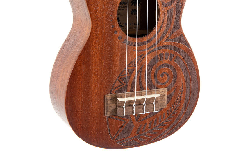 GEWA Manoa soprano ukulele Maori, natural sapele – bridge and body design detail