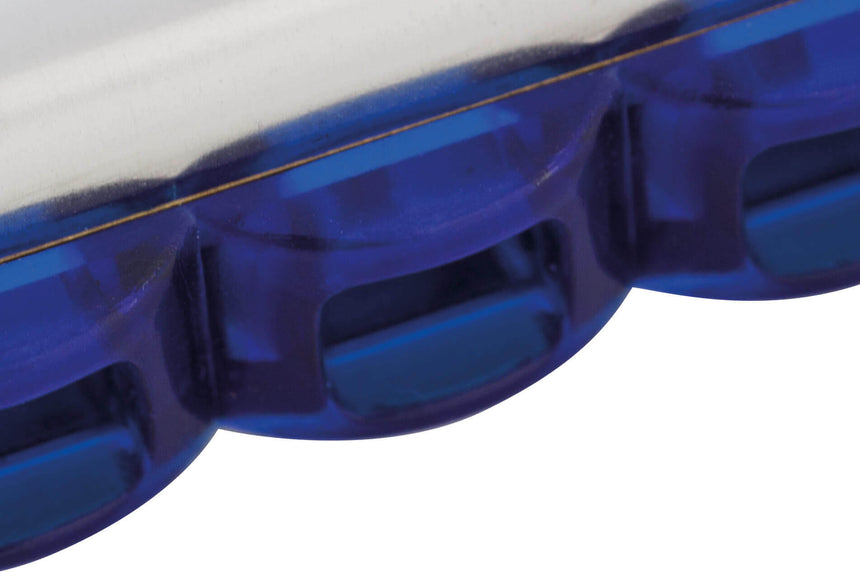 Harmonica Hohner Melody Star en do, gros plan des ouvertures de l’embouchure bleue