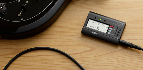 KORG GA-50 Gitarren- und Bassstimmgerät mit Kabel am Instrument