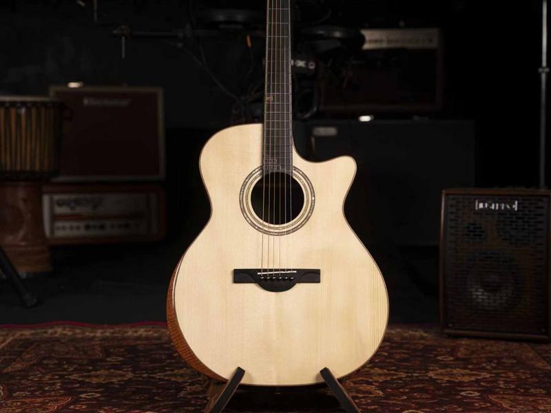 MERIDA MA17GACEQ-NT – Frontansicht Grand Auditorium Cutaway mit Fichtendecke