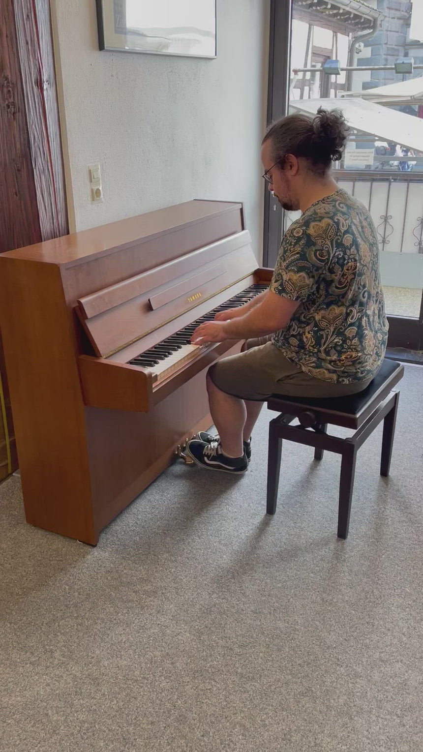 Yamaha Klavier M1J Nussbaum satiniert Occasion Bj. 1975 (gebraucht)